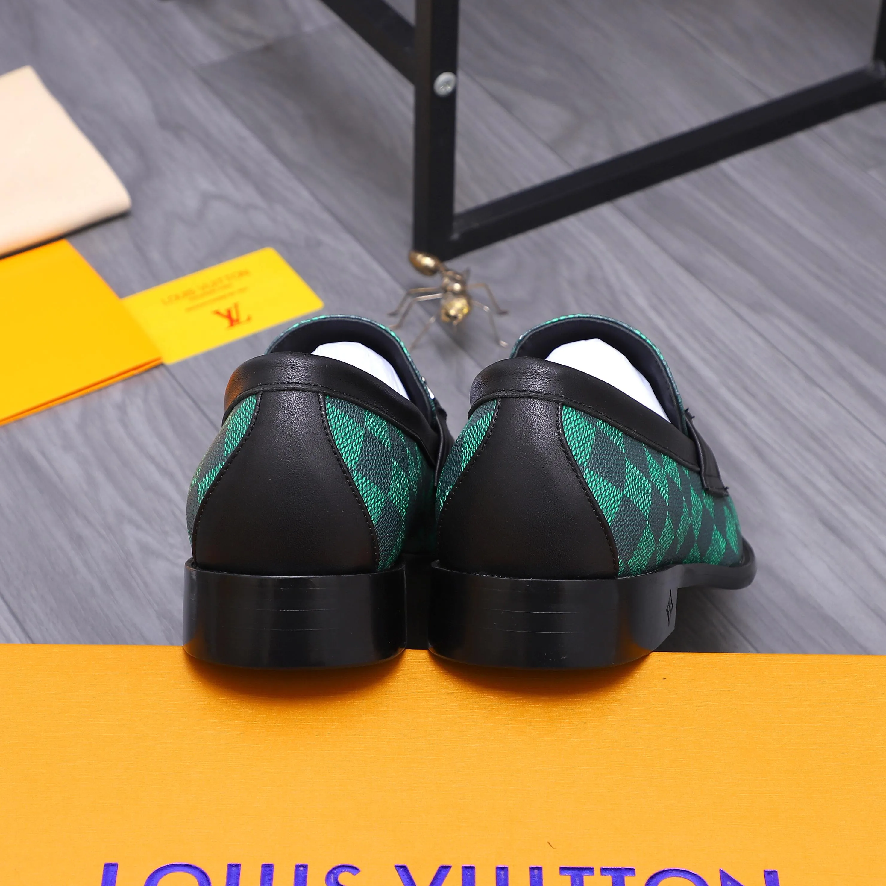 Men's shoes 💰660 Product trademark: LV [Louis Vuitton] business casual slip-on leather shoes, regular size. Size: 39-44 (38.45 custom-made, non-returnable) Product materials: Selected classic plaid upper, cowhide lining, original outsole